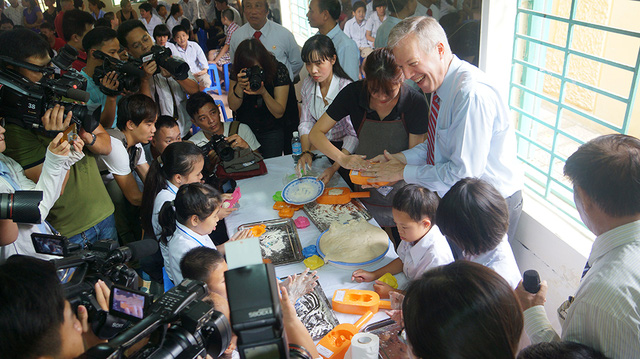Đại sứ Mỹ làm bánh Trung thu cùng trẻ em nhiễm chất độc da cam