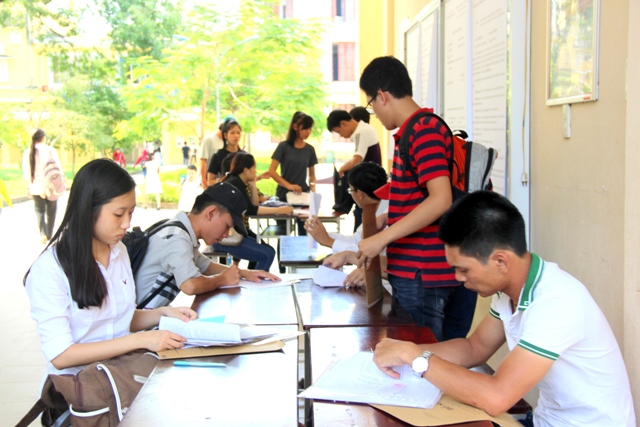 Đón hơn 800 tân sinh viên làm thủ tục nhập học bổ sung đợt 1