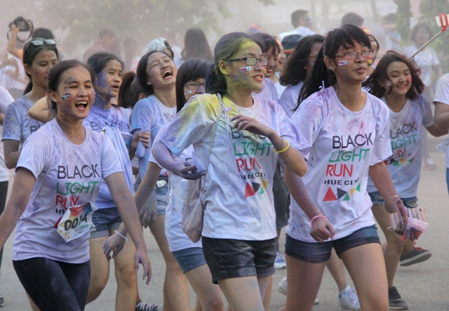 Hơn 1 000 bạn trẻ sôi động cùng Đường chạy ánh sáng
