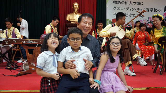 Đại sứ đặc biệt Việt - Nhật thăm trẻ em khuyết tật