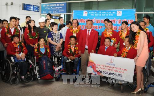 Đoàn thể thao người khuyết tật trở về trong vinh quang