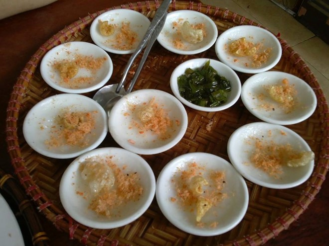 Ăn bánh bèo chén kiểu Huế