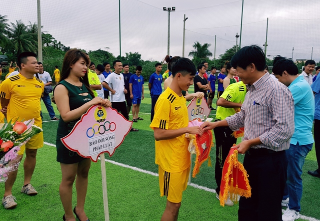 Giải bóng đá gây quỹ hỗ trợ gia đình chính sách