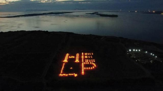 Tác phẩm nghệ thuật sắp đặt kêu gọi giải quyết chất thải nhựa