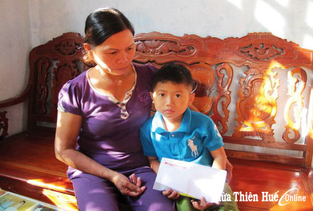 11 triệu đồng hỗ trợ cháu bé bị ung thư máu