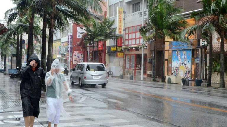 Siêu bão đổ bộ vào miền nam Nhật Bản