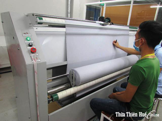 Sáng chế máy kiểm vải của công nhân