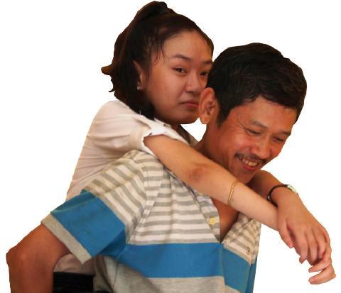 Đến trường trên lưng cha