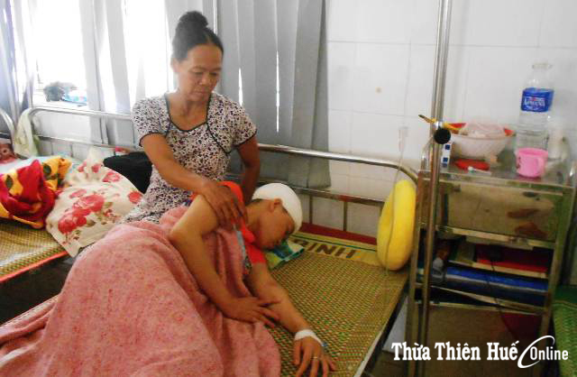 Nữ sinh viên bị máy cuốn tróc da đầu