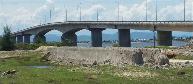 Hải Dương Hai khối bê tông chờ xử lý