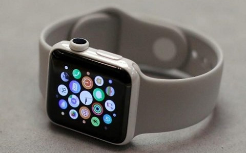 Sợ tin tặc, Anh cấm bộ trưởng đeo Apple Watch trong lúc họp