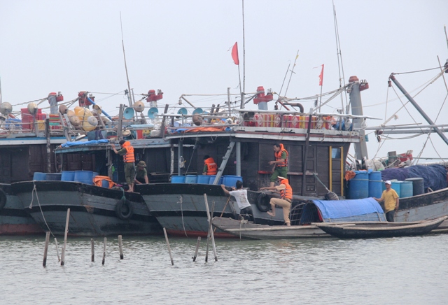 Công an tỉnh giúp dân phòng chống bão số 7