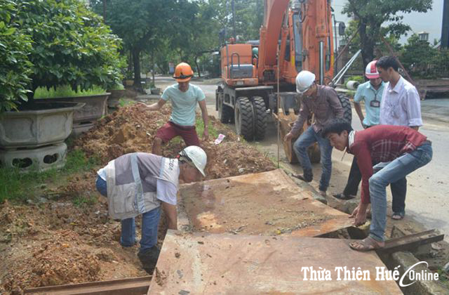 Rào chắn mương thoát nước ngã tư Hoàng Văn Thụ - Huỳnh Tấn Phát