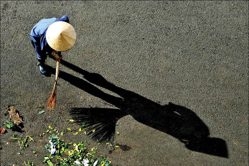 Tiếng chổi trên phố