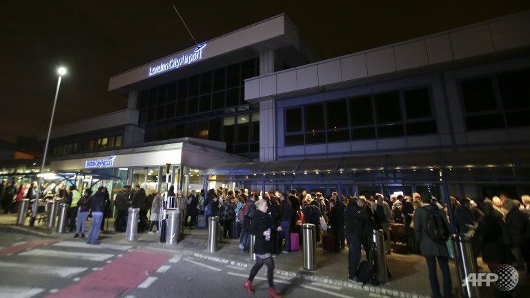 Sân bay thủ đô London sơ tán do sự cố hóa chất