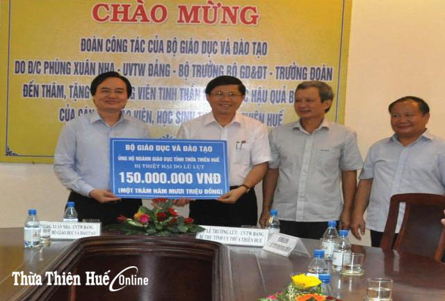 Bộ trưởng Bộ GD ĐT Phùng Xuân Nhạ thăm và tặng quà cho ngành giáo dục tỉnh