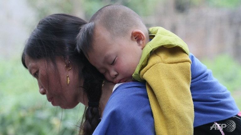 AAP Trẻ sơ sinh nên ngủ cùng phòng với bố mẹ trong năm đầu đời