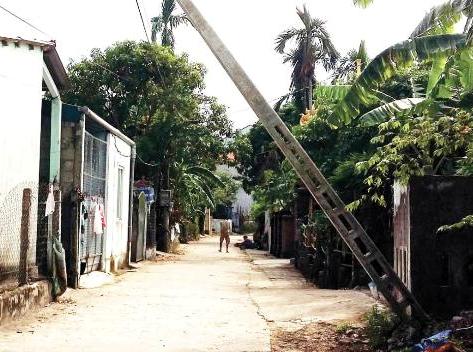 Trụ cáp quang sắp gãy đổ, gây nguy hiểm