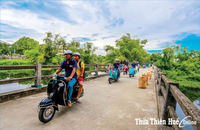 Khám phá Huế bằng vespa cổ