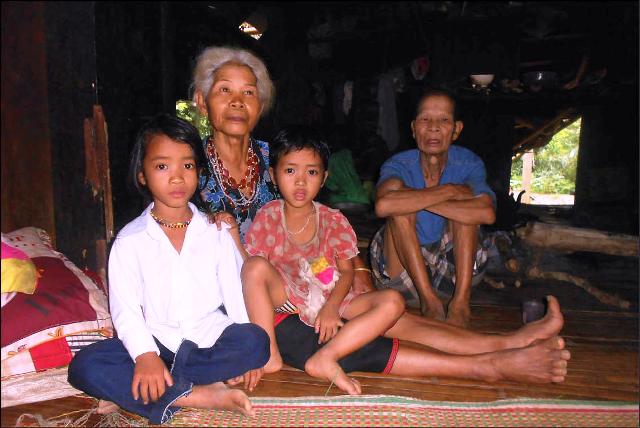 Mồ côi tội lắm ai ơi