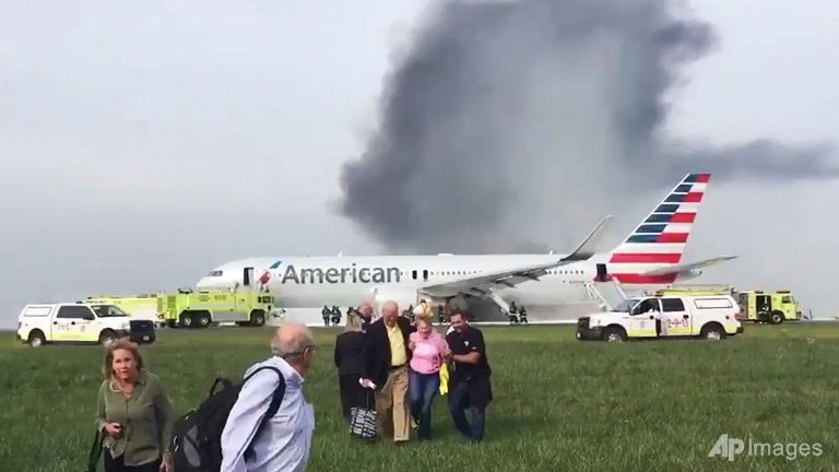 Máy bay bốc cháy, sân bay quốc tế Chicago tạm thời đóng cửa