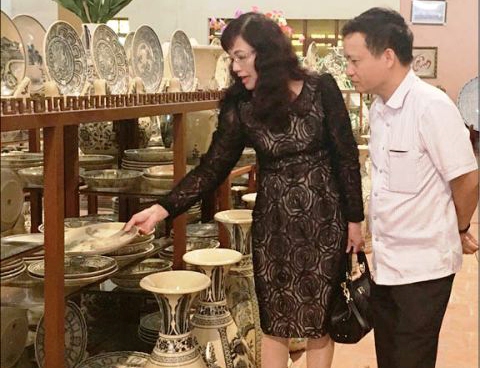 Thăm gốm ở bến thuyền đỗ