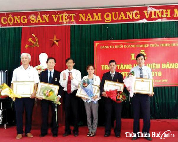 Trao Huy hiệu Đảng đợt Cách mạng tháng Mười Nga