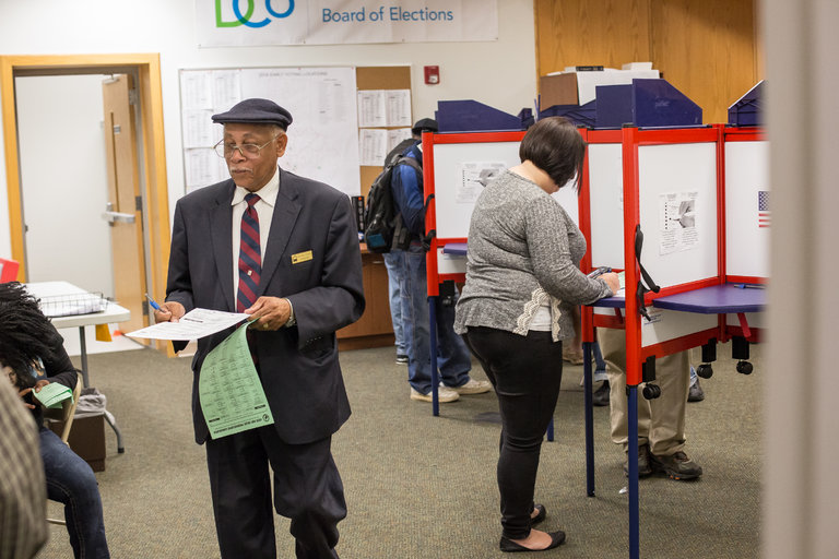 Vì sao người Mỹ năm nay rầm rộ đi bầu cử sớm