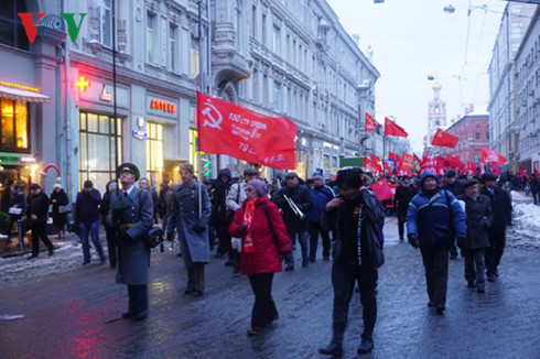 Tuần hành kỷ niệm tròn 99 năm Cách mạng Tháng Mười Nga