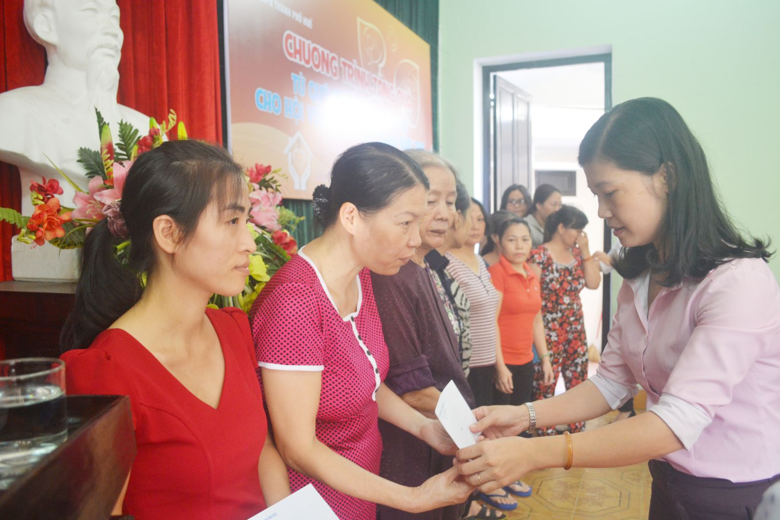 Trao 87 suất quà cho hội viên phụ nữ nghèo, cận nghèo