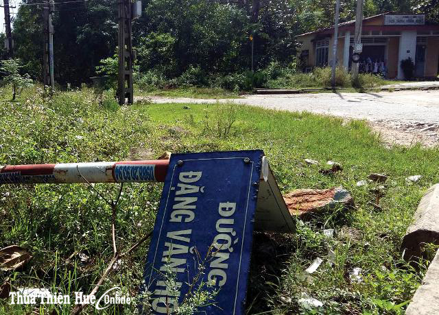 Bảng tên đường  bên vệ đường