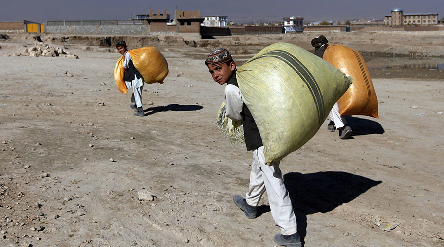 Cảnh báo 1 3 trẻ em ở các nước nghèo phải bỏ học để kiếm sống