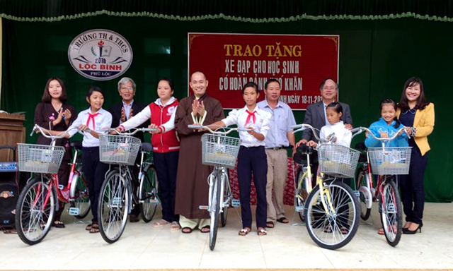 Trao xe đạp cho học sinh khó khăn xã Lộc Bình