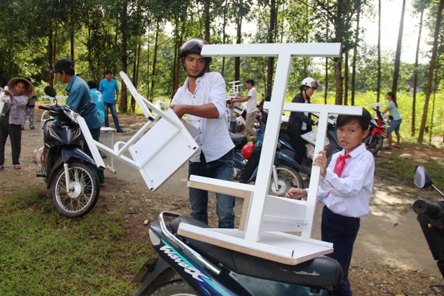 Tặng bàn ghế cho học sinh nghèo Bình Thành