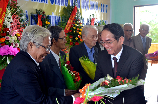 Lãnh đạo tỉnh thăm và chúc mừng các trường đại học