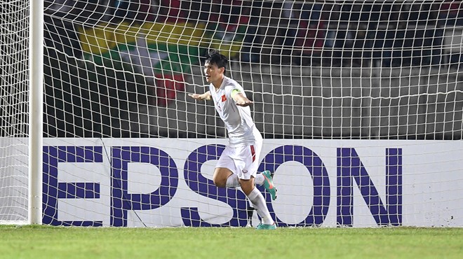 Truyền thông nước ngoài đưa người hùng Lê Công Vinh lên mây