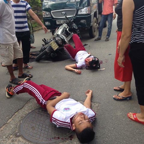 Lao vào xe tải ngược chiều, hai sinh viên bị thương nặng