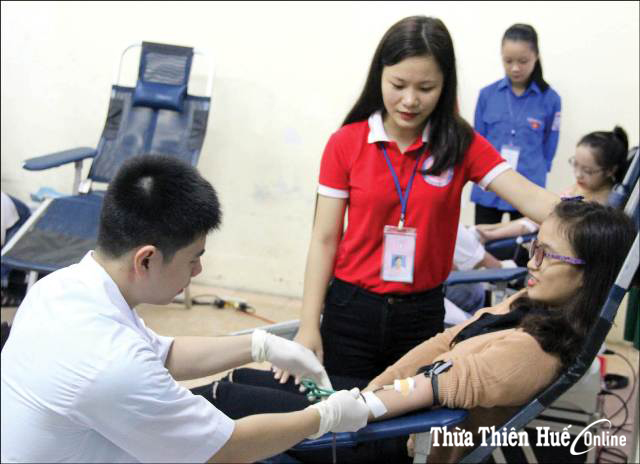 Sinh viên hăng hái làm công tác nhân đạo