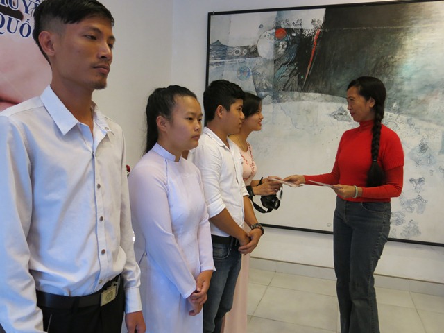 Trao 18 suất học bổng cho sinh viên Đại học Huế