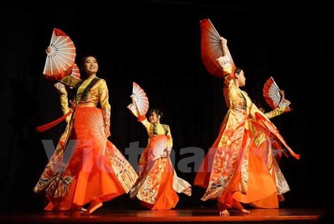 Lắng đọng chương trình nghệ thuật của sinh viên Việt Nam tại Anh