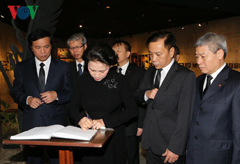 Chủ tịch Quốc hội Nguyễn Thị Kim Ngân viếng lãnh tụ Cuba Fidel Castro