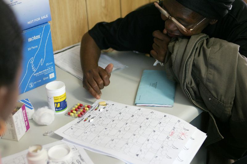 Gần 1 2 số người nhiễm HIV trên thế giới không biết đã mắc bệnh