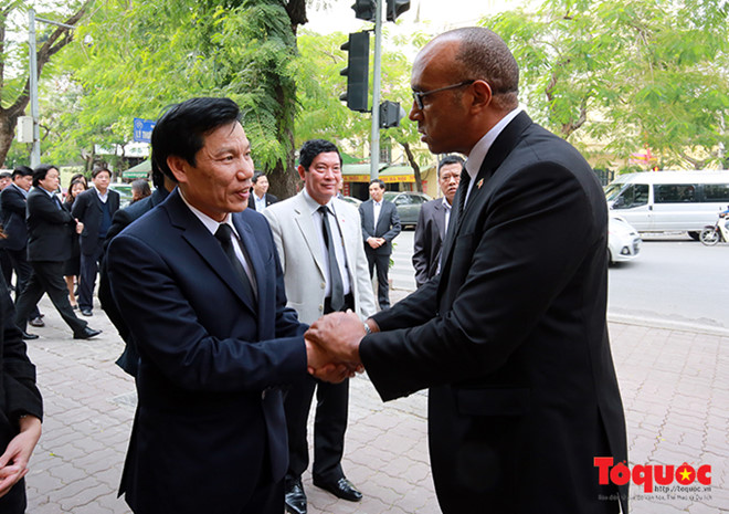 Bộ trưởng Bộ VHTTDL đến viếng cố Chủ tịch Fidel Castro