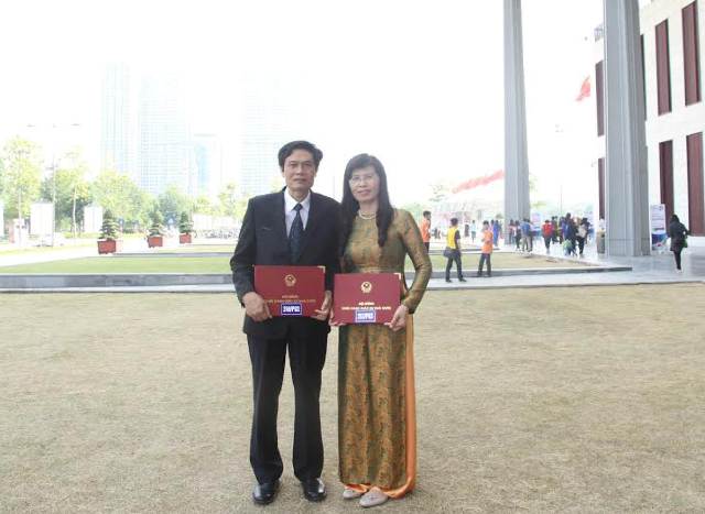 Anh  em cùng trở thành phó giáo sư