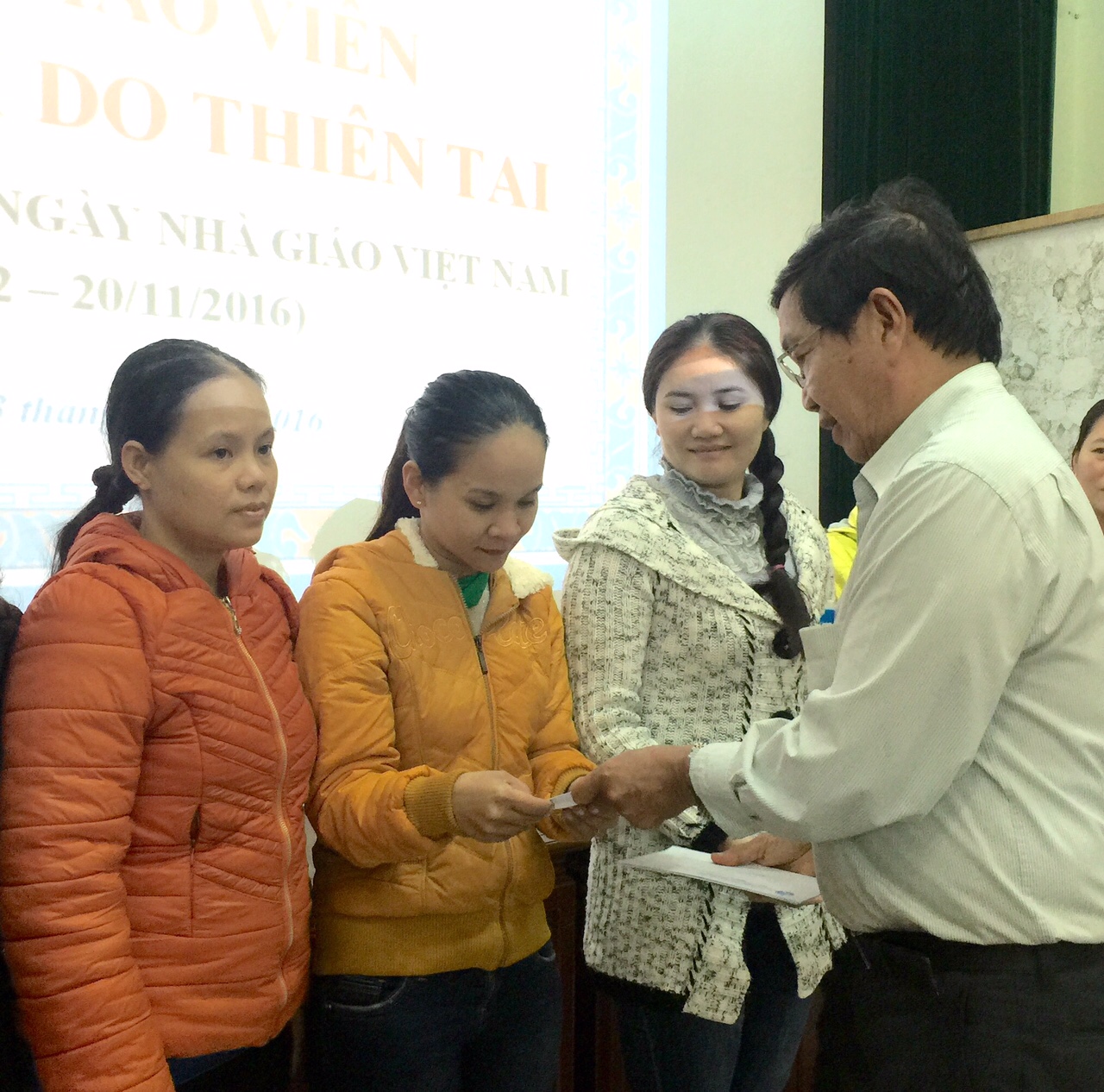 Trao 25 suất quà cho giáo viên có hoàn cảnh khó khăn