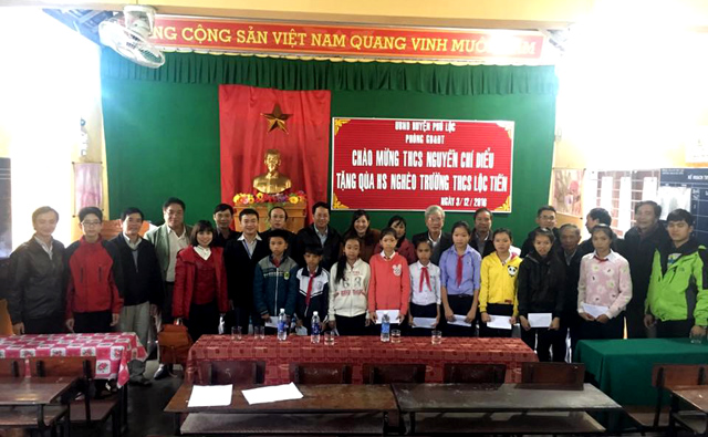Trao học bổng cho học sinh nghèo Phú Lộc