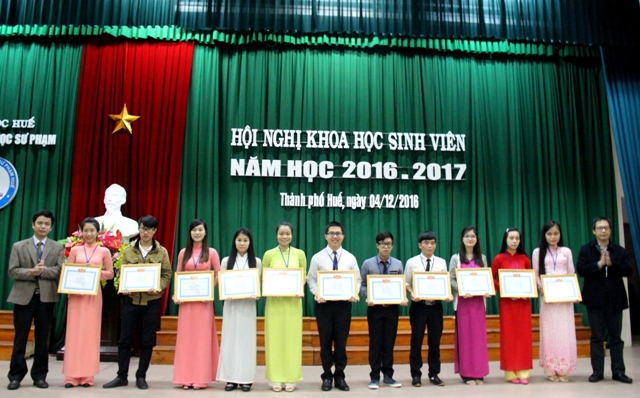 Khen thưởng 14 giảng viên, sinh viên có thành tích trong nghiên cứu khoa học