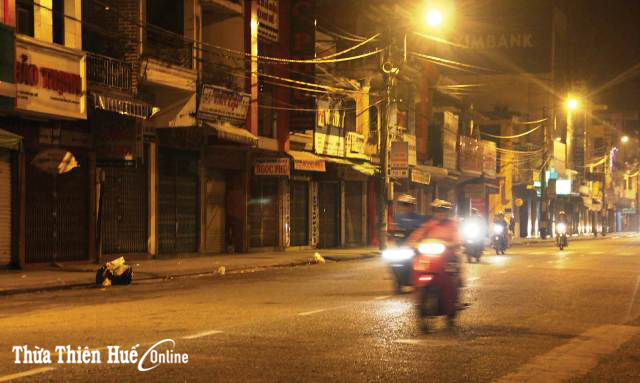 Đường “vàng” vắng khách về đêm