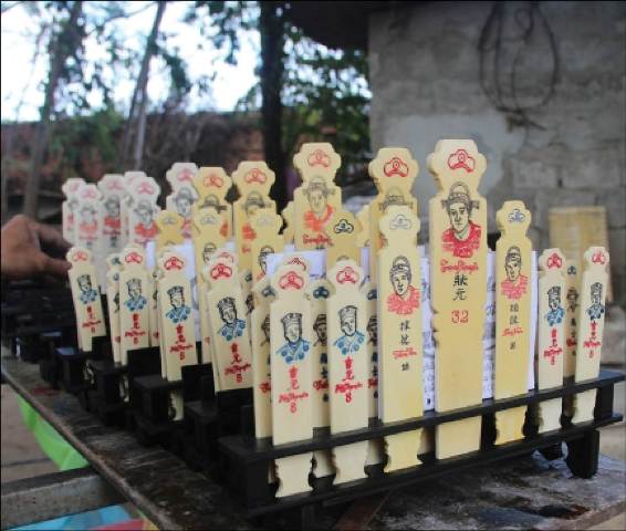 40 năm níu nghề làm thẻ xăm hường
