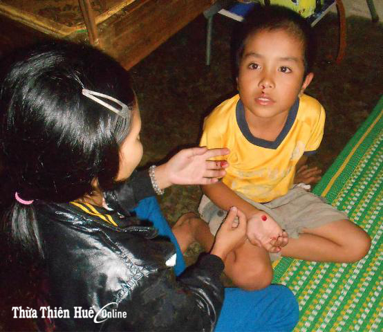 Thương cậu bé mồ côi cha mẹ lại mắc bệnh “lạ”